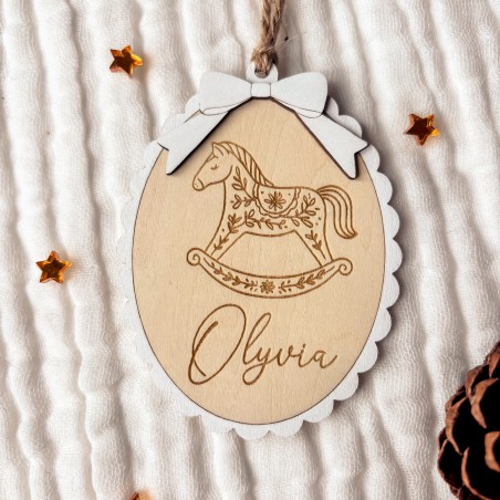 Boule Médaillon Cheval à Bascule – Premier Noël personnalisé 🎄